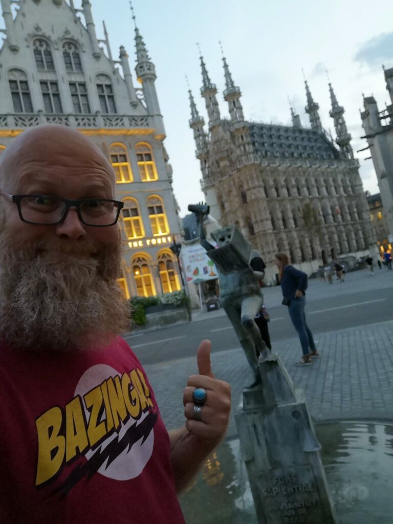 Martino a Leuven con la statua simbolo degli studenti universitari