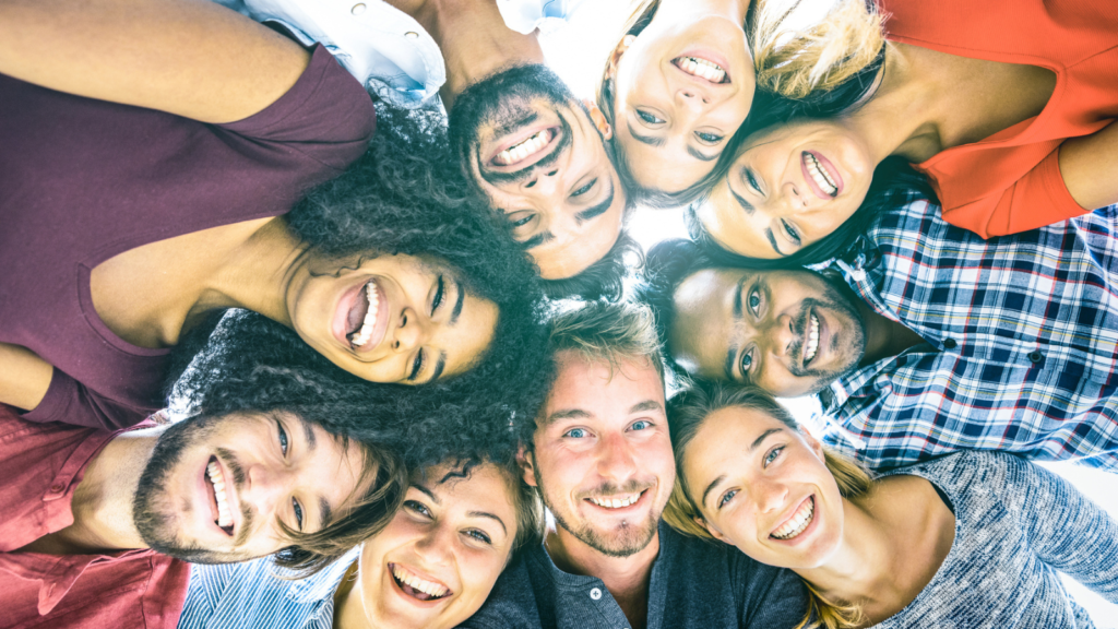 Volti sorridenti di giovani vestiti a colori